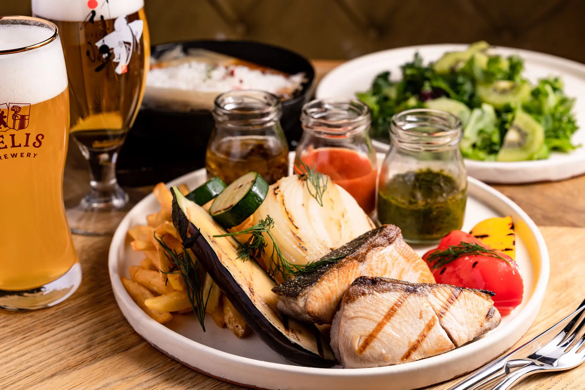 ボリューム満点の肉料理